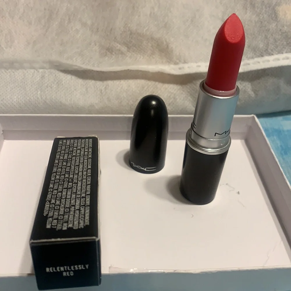 MAC LIPSTICK, RETRO MATTE RELENTLESSLY RED, A65